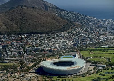 Luftaufnahme von Kapstadt mit Stadion, Hafen und Lion’s Head – Highlight-Tour mit Reload Südafrika Reisen und Tourguide Peter Kirsten